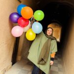 Hadiseh Tehrani Instagram - . و من بارها و بارها زیسته ام در جای جای جهان در لحظه ها ی گم و پیدای زمان در رنگ رنگ رنگین کمان گاه آبی ، گاه صورتی گاه زرد ، اما می دانم همیشه عاشق بوده ام … در جستجوی آزادی جسور ،بی پروا و پر امید بسان بادبادک ها … . . حدیثه 🌕 . 💜🩵💛💙❤️💚🧡 لباس برای صحنه فیلمبرداری است ✌️ . #بادبادک #color #balloons #kite #پرواز #fly #fullmoon