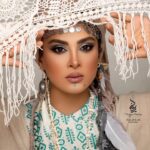 Hadiseh Tehrani Instagram - ✨ استایل حدیثه تهرانی عزیزم برگرفته از سبک بوهو … “استایل بوهو که حالتی کولی‌وار دارد‌‌ در واقع نماد افرادی است که از قید محدودیت‌های دست و پا گیر مرسوم اجتماعی و زیبایی‌شناختی ، آزاد هستند و تفکری آزاد و بی‌قید و شرط را ، بیشتر از چهار چوب‌ بندی‌ های اجتماعی می‌پسندند . طرفداران بوهمین استایل ، پیرو نوعی ضدفرهنگ هستند که اهداف اصلی ‌اش خلاقیت و مبارزه با ساختارها و استانداردها در بحث زیبایی ‌شناسی است .” این استایل با روح رها و زیبای حدیثه عزیزم بسیار هماهنگ بود 💚 ‏Beautiful actress : @hadisehtehraniofficial ‏Beauty salon : @maryamrahnamabeauty ‏Makeup : @maryamrahnama__ ‏Hairstyle & Accessorie : @nioushaasghari ‏Dress designer : @elhamheydari.design ‏Photography : @falifilm Handpan: @pooriyashiringoo @adeia.handpan ———————————— #مریم_رهنما #سالن_زیبایی #حدیثه_تهرانی _تهرانی #نیوشااصغری #اکسسوری_دیزاینر #اکسسوری #بوهو_استایل #nioushaasghari #بازیگران_زن #شکلات_داغ #معراجی_ها #سینما #میکاپ #اکسسوری #استایل_بوهمین #بوهو #میکاپ_آرتیست