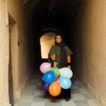 Hadiseh Tehrani Instagram - . و من بارها و بارها زیسته ام در جای جای جهان در لحظه ها ی گم و پیدای زمان در رنگ رنگ رنگین کمان گاه آبی ، گاه صورتی گاه زرد ، اما می دانم همیشه عاشق بوده ام … در جستجوی آزادی جسور ،بی پروا و پر امید بسان بادبادک ها … . . حدیثه 🌕 . 💜🩵💛💙❤️💚🧡 لباس برای صحنه فیلمبرداری است ✌️ . #بادبادک #color #balloons #kite #پرواز #fly #fullmoon