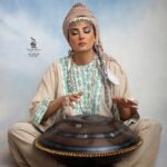 Hadiseh Tehrani Instagram - ✨ استایل حدیثه تهرانی عزیزم برگرفته از سبک بوهو … “استایل بوهو که حالتی کولی‌وار دارد‌‌ در واقع نماد افرادی است که از قید محدودیت‌های دست و پا گیر مرسوم اجتماعی و زیبایی‌شناختی ، آزاد هستند و تفکری آزاد و بی‌قید و شرط را ، بیشتر از چهار چوب‌ بندی‌ های اجتماعی می‌پسندند . طرفداران بوهمین استایل ، پیرو نوعی ضدفرهنگ هستند که اهداف اصلی ‌اش خلاقیت و مبارزه با ساختارها و استانداردها در بحث زیبایی ‌شناسی است .” این استایل با روح رها و زیبای حدیثه عزیزم بسیار هماهنگ بود 💚 ‏Beautiful actress : @hadisehtehraniofficial ‏Beauty salon : @maryamrahnamabeauty ‏Makeup : @maryamrahnama__ ‏Hairstyle & Accessorie : @nioushaasghari ‏Dress designer : @elhamheydari.design ‏Photography : @falifilm Handpan: @pooriyashiringoo @adeia.handpan ———————————— #مریم_رهنما #سالن_زیبایی #حدیثه_تهرانی _تهرانی #نیوشااصغری #اکسسوری_دیزاینر #اکسسوری #بوهو_استایل #nioushaasghari #بازیگران_زن #شکلات_داغ #معراجی_ها #سینما #میکاپ #اکسسوری #استایل_بوهمین #بوهو #میکاپ_آرتیست