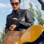 Hadiseh Tehrani Instagram - . @k.h.leather . . تاریخ انجام پروژه ۱۵/۵/۱۴۰۱ Outdoor photo shooting for new brand Luxury handcraft leather design by : @kianmoghadamofficial 📸 : @raminrastad . برند چرم دست دوز کیان مقدم . #چرم #مدل #چرم_طبیعی #مدلینگ #برند #leather #model #brand #handcrafted #leathercraft #hype
