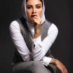 Hadiseh Tehrani Instagram - . من فکر می کنم هرگز نبوده قلب من این گونه گرم و سرخ احساس می کنم در بدترین دقایق این شام مرگ زای چندین هزار چشمه خورشید در دلم می جوشد از یقین احساس می کنم در هر کنار و گوشه این شوره زار یاس چندین هزار جنگل شاداب ناگهان می روید از زمین آه ای یقین گمشده، ای ماهی گریز در برکه های آینه لغزیده تو به تو من آبگیر صافیم، اینک! به سحر عشق از برکه های آینه راهی به من بجو . #احمد_شاملو Stylist: @nioushaasghari Makeup: @zaritaghvaei_makeupartist Photo: @mrp.photostudio . #model #art #photo #memories #actress