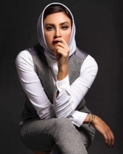 Hadiseh Tehrani Instagram - . من فکر می کنم هرگز نبوده قلب من این گونه گرم و سرخ احساس می کنم در بدترین دقایق این شام مرگ زای چندین هزار چشمه خورشید در دلم می جوشد از یقین احساس می کنم در هر کنار و گوشه این شوره زار یاس چندین هزار جنگل شاداب ناگهان می روید از زمین آه ای یقین گمشده، ای ماهی گریز در برکه های آینه لغزیده تو به تو من آبگیر صافیم، اینک! به سحر عشق از برکه های آینه راهی به من بجو . #احمد_شاملو Stylist: @nioushaasghari Makeup: @zaritaghvaei_makeupartist Photo: @mrp.photostudio . #model #art #photo #memories #actress
