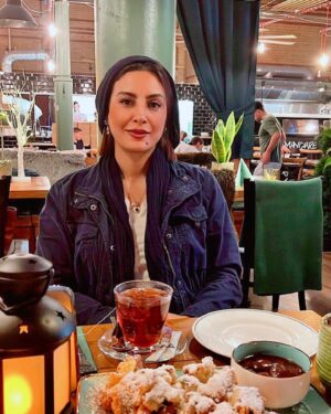 Hadiseh Tehrani Instagram - .
و رسالت من این خواهد بود
تا دو استکان چای داغ را
از میان دویست جنگ خونین
به سلامت بگذرانم
تا در شبی بارانی
آن ها را
با خدای خویش
چشم در چشم هم نوش کنیم
.
#حسین_پناهی 
#حدیثه_تهرانی #چای #پاییز