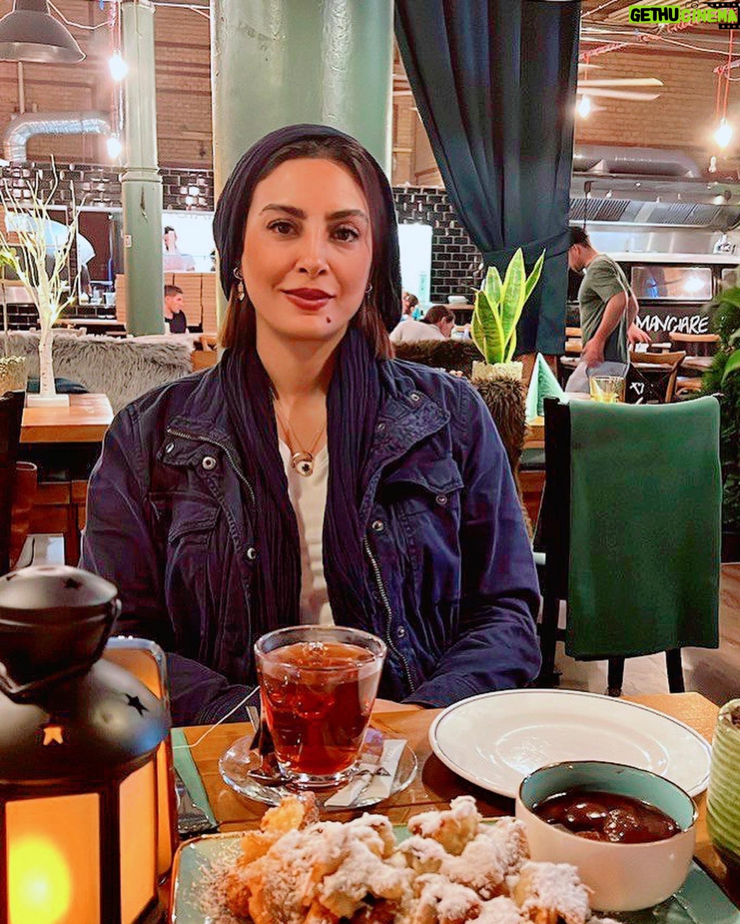 Hadiseh Tehrani - 13.9K Likes - .
و رسالت من این خواهد بود
تا دو استکان چای داغ را
از میان دویست جنگ خونین
به سلامت بگذرانم
تا در شبی بارانی
آن ها را
با خدای خویش
چشم در چشم هم نوش کنیم
.
#حسین_پناهی
#حدیثه_تهرانی #چای #پاییز