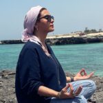 Hadiseh Tehrani Instagram - . به آرامی آغاز به مردن می‌کنی اگر سفر نکنی، اگر کتابی نخوانی، اگر به اصوات زندگی گوش ندهی ، اگر از خودت قدردانی نکنی. . به آرامی آغاز به مردن می‌کنی اگر برده عادات خود شوی، اگر همیشه از یک راه تکراری بروی … اگر روزمرّگی را تغییر ندهی اگر رنگهای متفاوت به تن نکنی، یا اگر با افراد ناشناس صحبت نکنی. . تو به آرامی آغاز به مردن می‌کنی اگر از شور و حرارت، از احساسات سرکش، و از چیزهایی که چشمانت را به درخشش وامی‌دارند و ضربان قلبت را تندتر می‌کنند، دوری کنی . . . . تو به آرامی آغاز به مردن می‌ کنی اگر برای مطمئن در نامطمئن خطر نکنی. اگر ورای رویاها نروی، اگر به خودت اجازه ندهی که حداقل یک بار در تمام زندگیت ورای مصلحت‌اندیشی بروی . . . . امروز زندگی را آغاز کن!امروز مخاطره کن! امروز کاری کن! نگذار که به آرامی بمیری! . #پابلو_نرودا 🩷 #گیاهخواری #مراقبه #آسترولوژی #حال_خوب #آتش #هوا #آب #خاک