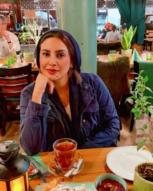 Hadiseh Tehrani Instagram - .
و رسالت من این خواهد بود
تا دو استکان چای داغ را
از میان دویست جنگ خونین
به سلامت بگذرانم
تا در شبی بارانی
آن ها را
با خدای خویش
چشم در چشم هم نوش کنیم
.
#حسین_پناهی 
#حدیثه_تهرانی #چای #پاییز