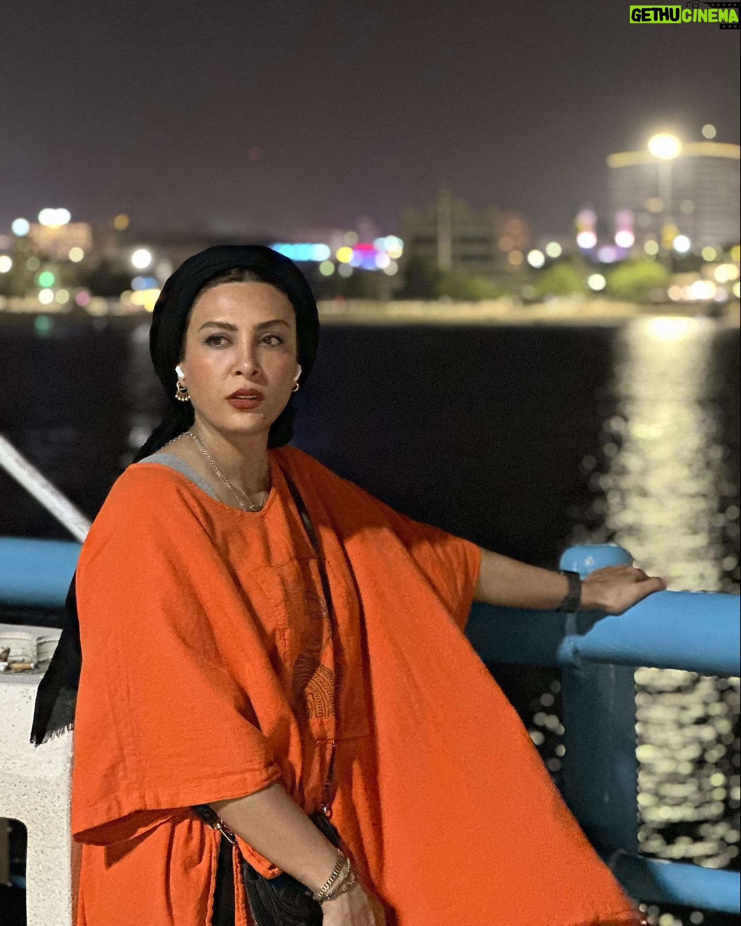 Hadiseh Tehrani Instagram - 🧡night . 🪂🤿🌙🍊 . #travelphotography #night #love #see #friends . 📷: @miladfarhoodi 🥱