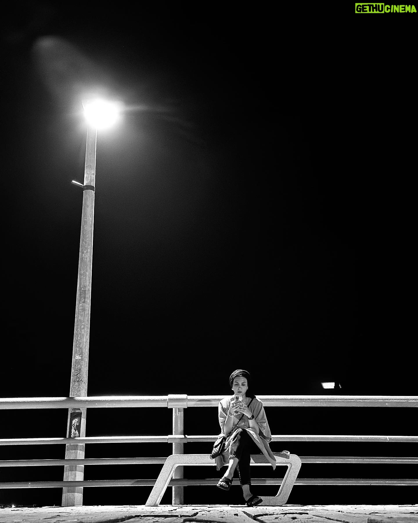 Hadiseh Tehrani Instagram - 🧡night . 🪂🤿🌙🍊 . #travelphotography #night #love #see #friends . 📷: @miladfarhoodi 🥱