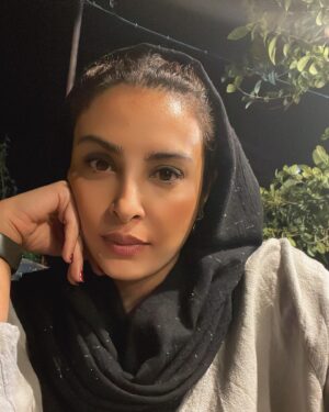 Hadiseh Tehrani Instagram - .
کپشن در اسلاید سوم 3️⃣
.
#نزار_قباني #حدیثه_تهرانی #لبخند