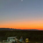Hadiseh Tehrani Instagram - . در خود بطلب هر آنچه خواهی که تویی 🦋 . . #ماه_نو #دریا #سفر #travel #memories #moon#sunset #sun . ممنون از افسون عزیزم بخاطر لباس قشنگم @mah_soonmezon ☀️👌