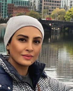 Hadiseh Tehrani Instagram - . این برگ‌هاي‌ زرد به خاطر پاییز نیست که از شاخه می‌افتند قرار است تو از این کوچه بگذری و ان‌ها پیشی می گیرند از یک دیگر برای فرش کردن مسیرت یغما گلرویی🍂 #پاییز #fall #autumn #berlin #river