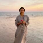 Hadiseh Tehrani Instagram - . . امسالم رو با آشتی با خورشید شروع کردم … با قدم زدن روی شن های ساحل زیبای خلیج همیشگی فارس ، با زیبایی قشم و جزیره هنگام ، با عطر عشق و گرمای رفاقت و مهمانوازی و بکری طبیعت … با عشق به شما و دوستانی که هر سال از اینکه تولدم رو بخاطر دارن منو سرشار از زیبایی و شوق می کنن … امسالم رو با کیان با سفر با موسیقی جنوبی با حیدو شروع کردم … دوستتون دارم و از تک تکتون پیشاپیش ممنونم که منو لایق مهر و عشقتون میدونید و تولدم رو تبریک میگید 🥹💙 . . عکس: @rasazfilmz 👌 لباس : @mah_soonmezon 🦋 @a_soonstudio 🎈 موسیقی اسلاید آخر : @heydoo.hedayati 🎙️ و رفیقم : @kianmoghadamofficial ❤️ . #قشم #جزیره_هنگام #جزیره #سفر #ساحل #حدیثه_تهرانی