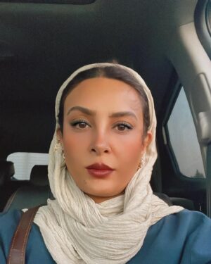 Hadiseh Tehrani Instagram - .

من باید میرفتم با قطاری که برام
آخرین گلوله ی آخرین خشاب بود …
.
💙🤍
.
#actress #حدیثه_تهرانی #art