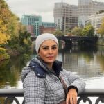 Hadiseh Tehrani Instagram - . این برگ‌هاي‌ زرد به خاطر پاییز نیست که از شاخه می‌افتند قرار است تو از این کوچه بگذری و ان‌ها پیشی می گیرند از یک دیگر برای فرش کردن مسیرت یغما گلرویی🍂 #پاییز #fall #autumn #berlin #river