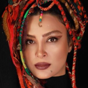Hadiseh Tehrani Instagram - .
.

دختر پاییز که باشی ساده عاشق می شوی ، ساده می میری ،
و ساده تر از همه ، جنون میهمان همیشگی عقلانیت توست .
.
دختر پاییز که باشی دل، به جان گرفتن از بهار نمی بندی و
می دانی سرشت پاییز آمیخته با انعکاس نیستی هاست !!
.
دختر پاییزکه باشی ریز ریز می خندی به مردم ، به حجم سرشار از عقلانیت های زمخت !
به گم شدن معنی باران ، در روزهای گره خورده به هوس های ناتمامشان …
.
دختر پاییز که باشی یاد می گیری
وقتی اشک می ریزی،
وقتی که به تنهایی با دنیا روبرو می شوی،
منتظر هیچ دستی نباشی، چرا که همه رهگذرند!!!
.
دختر پاییز که باشی، همان دیوانه ای می شوی که هیچگاه عوض نمی شود!
همانی که کلی حرف دارد، اما….کلمه ندارد…
هم او که لحظه های سکوتش، پرهیاهوترین لحظات زندگیش است….
.
دختر پاییز که باشی یک اشتباه را چند بار تکرار می کنی، چون به قلب آدم ها مینگري .

دختر پاييز كه باشي تنها گيسوانت رنگين است نه قلب و فكرت ، چون آتش هرگز رنگ عوض نميكند ...
.
پاييز يعني آذر ... آذر يعني من ...
٩/٩/٩٩

Makeup: @elnaz.jafarifazel 
Photo: @portraitbyhaniyeh1
Hairstyle: @baftmo_dreadlocks_neda
.
.
#اكسپلور #اينستاگرام #فشن #مد #مدلينگ #بازيگران #جنجالي #كيان_مقدم #حديثه_تهراني #حاشيه #پاييز #آذرماهی #عشق #رفيق #فشن_استایل