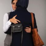Hadiseh Tehrani Instagram - . @k.h.leather @k.h.leather @k.h.leather . تاریخ انجام پروژه ۱۹/۶/۱۴۰۱ . studio photo shooting for luxury leather brand kian moghadam(Leather Good) @kianmoghadamofficial @k.h.leather photo: @mrp.photostudio makeup: @zaritaghvaei_makeupartist Stylist: @nioushaasghari Model:@hadisehtehraniofficial @nioushaasghari . برند چرم دست دوز کیان .#چرم #چرم_دست_دوز #مد #مدلینگ #هنر #برند #فشن #فشن_استایل