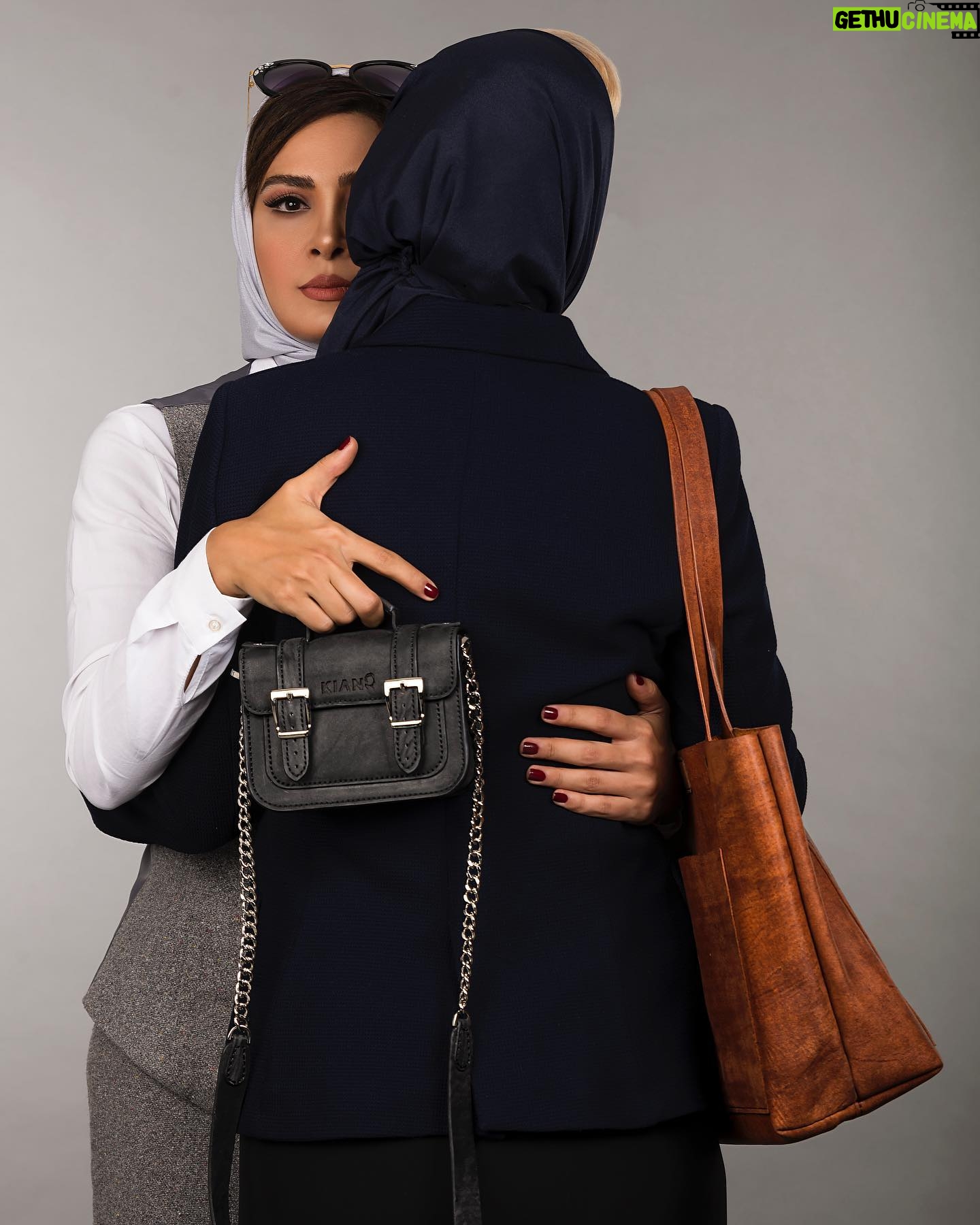 Hadiseh Tehrani Instagram - . @k.h.leather @k.h.leather @k.h.leather . تاریخ انجام پروژه ۱۹/۶/۱۴۰۱ . studio photo shooting for luxury leather brand kian moghadam(Leather Good) @kianmoghadamofficial @k.h.leather photo: @mrp.photostudio makeup: @zaritaghvaei_makeupartist Stylist: @nioushaasghari Model:@hadisehtehraniofficial @nioushaasghari . برند چرم دست دوز کیان .#چرم #چرم_دست_دوز #مد #مدلینگ #هنر #برند #فشن #فشن_استایل