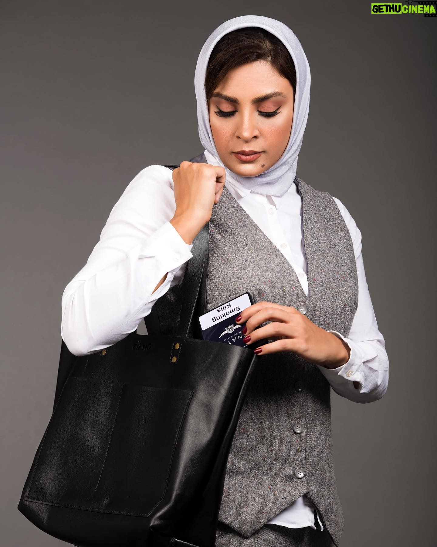 Hadiseh Tehrani Instagram - . @k.h.leather @k.h.leather @k.h.leather . تاریخ انجام پروژه ۱۹/۶/۱۴۰۱ . studio photo shooting for luxury leather brand kian moghadam(Leather Good) @kianmoghadamofficial @k.h.leather photo: @mrp.photostudio makeup: @zaritaghvaei_makeupartist Stylist: @nioushaasghari Model:@hadisehtehraniofficial @nioushaasghari . برند چرم دست دوز کیان .#چرم #چرم_دست_دوز #مد #مدلینگ #هنر #برند #فشن #فشن_استایل