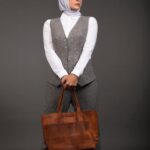 Hadiseh Tehrani Instagram - . @k.h.leather @k.h.leather @k.h.leather . تاریخ انجام پروژه ۱۹/۶/۱۴۰۱ . studio photo shooting for luxury leather brand kian moghadam(Leather Good) @kianmoghadamofficial @k.h.leather photo: @mrp.photostudio makeup: @zaritaghvaei_makeupartist Stylist: @nioushaasghari Model:@hadisehtehraniofficial @nioushaasghari . برند چرم دست دوز کیان .#چرم #چرم_دست_دوز #مد #مدلینگ #هنر #برند #فشن #فشن_استایل