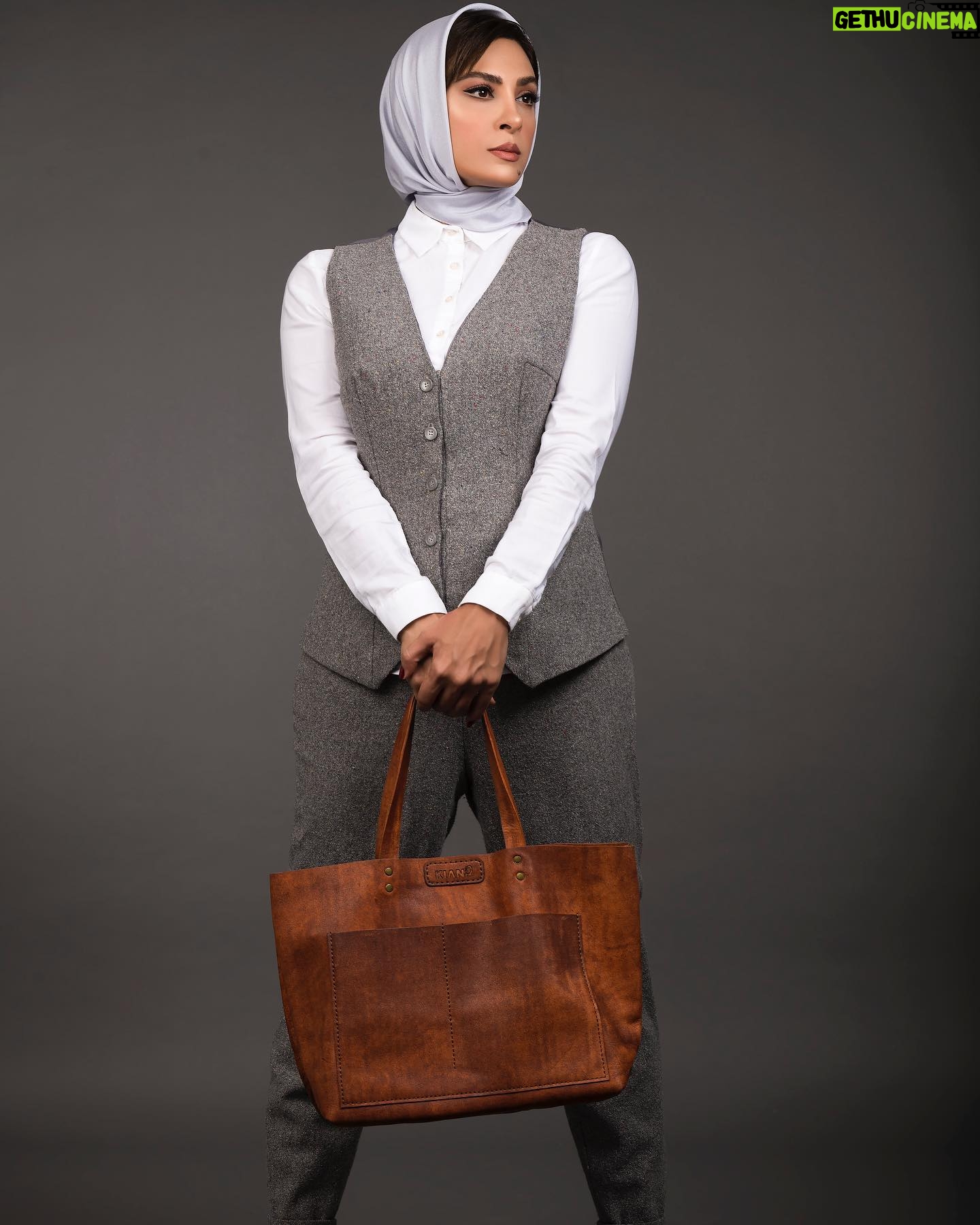 Hadiseh Tehrani Instagram - . @k.h.leather @k.h.leather @k.h.leather . تاریخ انجام پروژه ۱۹/۶/۱۴۰۱ . studio photo shooting for luxury leather brand kian moghadam(Leather Good) @kianmoghadamofficial @k.h.leather photo: @mrp.photostudio makeup: @zaritaghvaei_makeupartist Stylist: @nioushaasghari Model:@hadisehtehraniofficial @nioushaasghari . برند چرم دست دوز کیان .#چرم #چرم_دست_دوز #مد #مدلینگ #هنر #برند #فشن #فشن_استایل