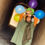 Hadiseh Tehrani Instagram - . و من بارها و بارها زیسته ام در جای جای جهان در لحظه ها ی گم و پیدای زمان در رنگ رنگ رنگین کمان گاه آبی ، گاه صورتی گاه زرد ، اما می دانم همیشه عاشق بوده ام … در جستجوی آزادی جسور ،بی پروا و پر امید بسان بادبادک ها … . . حدیثه 🌕 . 💜🩵💛💙❤️💚🧡 لباس برای صحنه فیلمبرداری است ✌️ . #بادبادک #color #balloons #kite #پرواز #fly #fullmoon