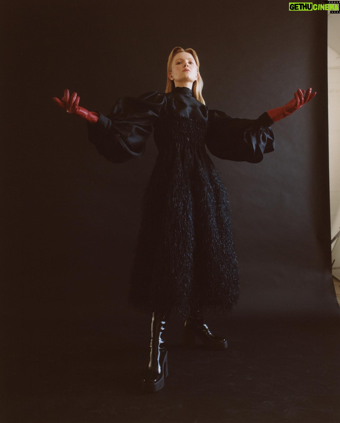 Hadley Robinson - 11K Likes - Holy hell, thank you Schön🏹
.
.
.
@schonmagazine
photo.. @jonnymarlow @earlymorningriot
fashion.. @leahadicoff
hair.. @nathanieldezan @opusbeauty
make up.. @georgieeisdell @thewallgroup
words.. @elizabethhwc