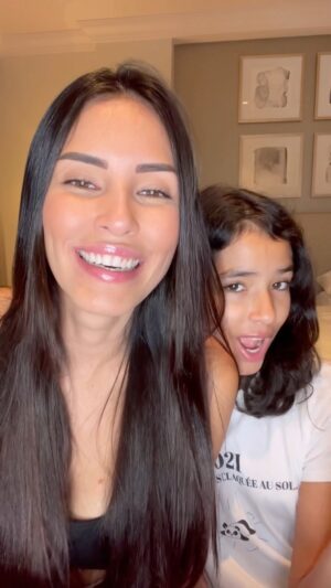 Hagda Prata Instagram - Mirei na Kilye Jenner e acertei no beiçola sem beiço 👄

#lipgloss #humor #momanddaughter #maeefilha