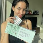 Hagda Prata Instagram - À quel point vous aimez avoir une routine skin care? Certaines n’ont pas la patience, d’autres n’ont pas le temps, d’autres encore ne se soucient même pas de ça. Pour moi c’est carrément un style de vie. J’y mets ma patience, mon temps et mon amour dessus 🥰 Le Hyaluronic & Collagen de @biotechusa_fr est un de mes alliés, pour garantir une bonne qualité de peau. Avec 2 capsules le matin et 2 capsules le soir, je consome 130mg d’acide hyaluronique et plus de 1600mg de collagène par jour. Si vous voulez commander le votre, le lien du site est dans ma bio. #publicité