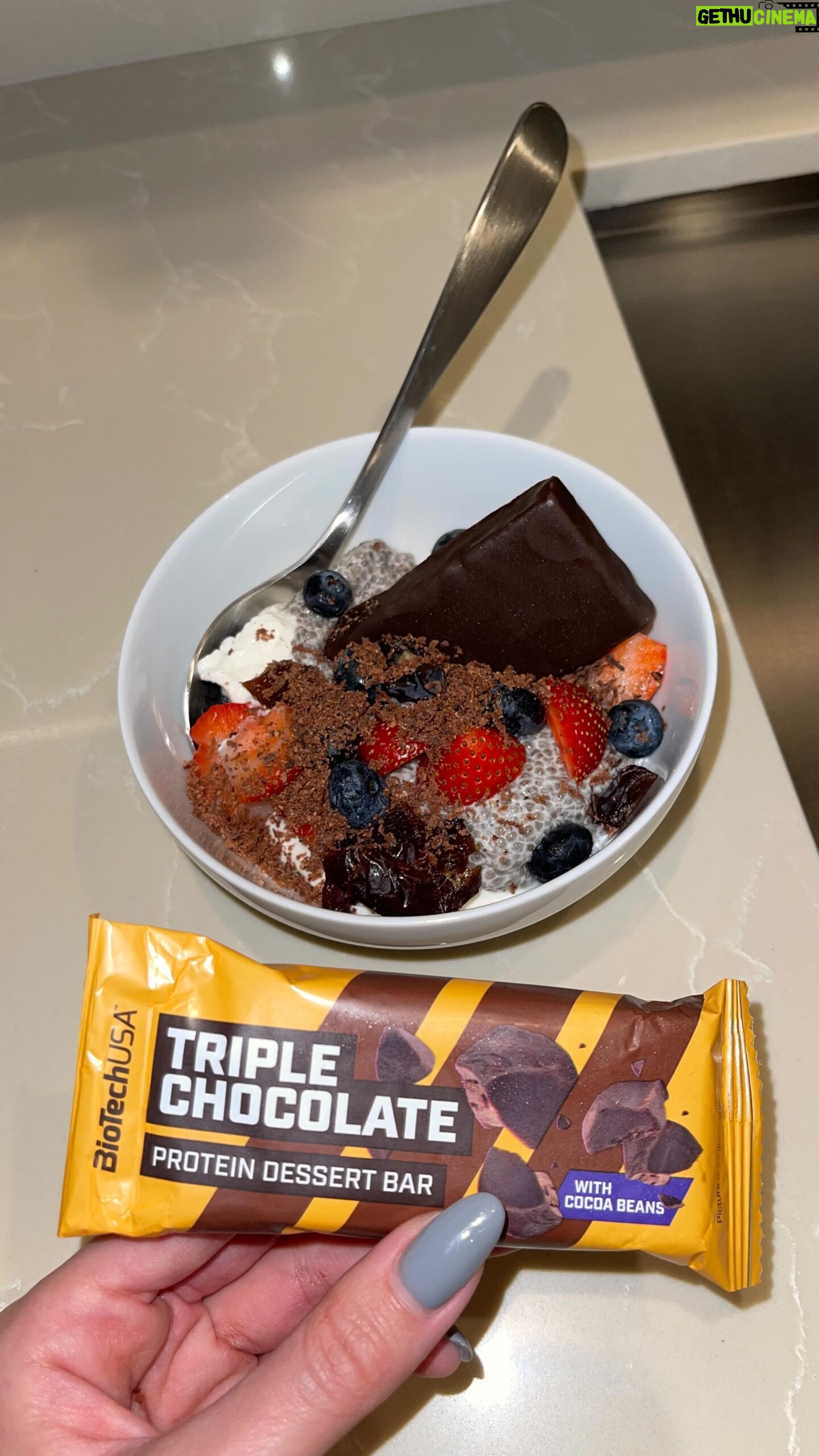 Hagda Prata Instagram - Petite recette de cet en-cas DÉLICIEUX, sain et protéiné. Et la touche finale avec ma dessert bar de @biotechusa_fr , ça ajoute une saveur juste incroyable 🤤