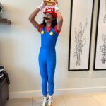 Hagda Prata Instagram – É muito uma mini eu 😍 Sophia foi pro Halloween da escola com a minha fantasia do ano passado, como da pra ver na última foro.

Agora tudo meu já cabe nela gente, roupa e sapato. Eu não tô dando conta desse crescimento tão rápido, ela só tem 11 anos 😅🫢 Vai mais devagar, pelamor! 

#mario #supermario #mariobros #nintendo