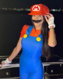 Hagda Prata Instagram - É muito uma mini eu 😍 Sophia foi pro Halloween da escola com a minha fantasia do ano passado, como da pra ver na última foro. Agora tudo meu já cabe nela gente, roupa e sapato. Eu não tô dando conta desse crescimento tão rápido, ela só tem 11 anos 😅🫢 Vai mais devagar, pelamor! #mario #supermario #mariobros #nintendo