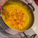 Hagda Prata Instagram – Em homenagem ao Círio de Nazaré, que é uma tradição católica muito famosa no meu estado do Pará e que acontece nesse domingo, vou ensinar pra vocês o nosso Vatapá paraense, que é um prato obrigatório no almoço de Círio. (Sou cristã, mas cresci vendo essa tradição e respeito imensamente a fé católica) ❤️

Cada um tem um jeitinho de fazer esse prato, esse foi o meu 😊

Ingredientes pra essa quantidade de vatapá:
6 cs de óleo de palma
1 cebola pequena 
4 dentes de alho
1/2 pimentão verde
1 tomate pequeno 
Cheiro verde à gosto
Sal à gosto
450g de camarão descascado, ou 1kg com casca. Reserve as cabeças, rabos e a cascas para fazer o caldo de camarão. Bate no liquidificador com água e coa tudo pra usar só o líquido.
2 Xic de farinha de trigo
400lm de leite de côco
2L de água 

Usei 1 litro de água pro caldo de camarão e 1 litro pra bater com a farinha de trigo. No final achei que ficou um pouco grosso e adicionei 300ml de água.

E aí, gostaram? 😍

#vatapa #vatapaparaense #ciriodenazare #belemdopara #comidastipicas