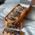 Hagda Prata Instagram - On sait tous quelle est ma barre protéinée préférée, il n’y a pas de doutes 🤤 j’aime trop les Protein Dessert Bar de @biotechusa_fr Elles sont riches en protéines, en fibres, très riches en saveur et faibles en sucre. C’est l’option parfaite pour les envies de sucre. Si vous voulez découvrir les autres parfums de la Protein Dessert Bar, le lien du site est dans ma bio insta ⬆️