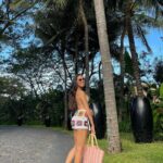 Hagda Prata Instagram - Nossa temporada em Canggu (se pronuncia “Tchangu”) tá acabando, depois vamos para uma outra ilha que fica a mais ou menos 1h daqui. Canggu é cidade de praia, bem diferente de Ubud, que tem muita floresta e não tem praia. Aqui nós até fizemos aula de surf 🏄‍♀️ , e acho que vamos fazer de novo pq a gente amou. Nossas férias em Bali ainda estão só no começo, nos programamos pra ficarmos 1 mês aqui e ainda não tá nem na metade 🥰