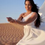 Hagda Prata Instagram - Só babem pra esse trabalho incrível da fotógrafa @pic.by.sahra 📸 vcs também podem reservar um ensaio com esse vestido maravilhoso no deserto, ou no lugar que vcs quiserem. Comenta aqui se vcs querem que eu poste o resto das fotos 😍 🇫🇷 Je vous laisse un aperçu du magnifique travail de la photographe @pic.by.sahra 📸 Vous pouvez booker un shooting avec ce flying dress dans le désert, ou où vous voulez. Dites en commentaire si vous voulez que je poste le reste 😍 #flyingdress #dubaidesert #brasileirosemdubai #brasil