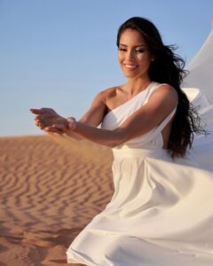 Hagda Prata Instagram - Só babem pra esse trabalho incrível da fotógrafa @pic.by.sahra 📸 vcs também podem reservar um ensaio com esse vestido maravilhoso no deserto, ou no lugar que vcs quiserem. Comenta aqui se vcs querem que eu poste o resto das fotos 😍 🇫🇷 Je vous laisse un aperçu du magnifique travail de la photographe @pic.by.sahra 📸 Vous pouvez booker un shooting avec ce flying dress dans le désert, ou où vous voulez. Dites en commentaire si vous voulez que je poste le reste 😍 #flyingdress #dubaidesert #brasileirosemdubai #brasil