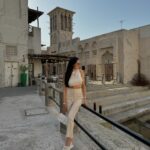 Hagda Prata Instagram - Amei conhecer Al Seef, um bairro que leva você de volta ao passado, mais precisamente aos meados de 1900. Com essa arquitetura bem “Old Dubai” e uma vibe nostálgica, você encontra várias lojas de moda tradicional, perfumaria e decoração. Pode se deliciar nos cafés de comida típica e opções modernas, como esse Starbucks, que é quase um ponto turístico por si só, as pessoas visitam esse lugar só pra conhecer de perto essa decoração super original. Vocês precisam visitar.