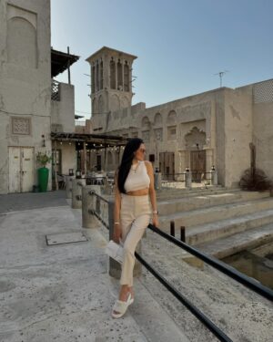 Hagda Prata Instagram - Amei conhecer Al Seef, um bairro que leva você de volta ao passado, mais precisamente aos meados de 1900. Com essa arquitetura bem “Old Dubai” e uma vibe nostálgica, você encontra várias lojas de moda tradicional, perfumaria e decoração. Pode se deliciar nos cafés de comida típica e opções modernas, como esse Starbucks, que é quase um ponto turístico por si só, as pessoas visitam esse lugar só pra conhecer de perto essa decoração super original. Vocês precisam visitar.