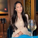 Hagda Prata Instagram - Tava bebendo uma cervejinha, mas peguei o copo de vinho da amiga pra foto pq é mais fino 🍷 Qual a bebida preferida de vcs?? Não vale falar “água” 😂
