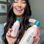 Hagda Prata Instagram - La gamme Like a Virgin de @cocoandeve est tout ce que les cheveux ont besoin pour revivre après l’été ☀️🌊 Enrichi avec de l’huile d’avocat, beurre de chia et protéine de riz, cette game est parfaite pour nourrir et hydrater en profondeur. En seulement quelques lavages, les cheveux récupèrent la force et le mouvement perdus. Sans compter que ça laisse cet odeur delixieux de noix de coco, que seul les produits de @cocoandeve l’ont 🥰 Vous aimez le résultat? #cocoandeve #healthyhair #ad #shinyhair Tous les produits sont véganes, sans sulfates, sans paraben et non testés sur les animaux.