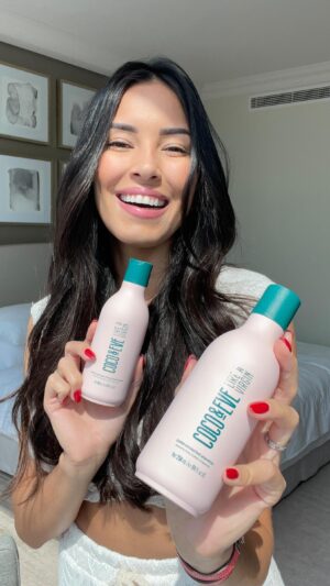 Hagda Prata Instagram - La gamme Like a Virgin de @cocoandeve est tout ce que les cheveux ont besoin pour revivre après l’été ☀️🌊

Enrichi avec de l’huile d’avocat, beurre de chia et protéine de riz, cette game est parfaite pour nourrir et hydrater en profondeur. En seulement quelques lavages, les cheveux récupèrent la force et le mouvement perdus. Sans compter que ça laisse cet odeur delixieux de noix de coco, que seul les produits de @cocoandeve l’ont 🥰

Vous aimez le résultat?

#cocoandeve #healthyhair #ad #shinyhair 

Tous les produits sont véganes, sans sulfates, sans paraben et non testés sur les animaux.