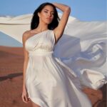 Hagda Prata Instagram - Só babem pra esse trabalho incrível da fotógrafa @pic.by.sahra 📸 vcs também podem reservar um ensaio com esse vestido maravilhoso no deserto, ou no lugar que vcs quiserem. Comenta aqui se vcs querem que eu poste o resto das fotos 😍 🇫🇷 Je vous laisse un aperçu du magnifique travail de la photographe @pic.by.sahra 📸 Vous pouvez booker un shooting avec ce flying dress dans le désert, ou où vous voulez. Dites en commentaire si vous voulez que je poste le reste 😍 #flyingdress #dubaidesert #brasileirosemdubai #brasil