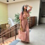 Hagda Prata Instagram - Queria desejar um excelente ano de 2024 a todas as pessoas que eu amo, a todas as pessoas que me amam e as que me acompanham aqui sem nem mesmo me conhecer. Que seja um ano repleto de coisas boas, de mudanças, de evolução, tanto pessoais, como profissionais. ❤️ Queria tranquilizar as pessoas que se preocupam com o meu sumiço das redes sociais. Eu juro do fundo do coração que está tudo bem, na verdade, nunca estive tão bem ☺️ Estou em paz com a minha vida, minha família, muito feliz no meu relacionamento. De vez em quando eu sinto falta de postar uma coisa aqui e outra ali, mas logo passa haha aí eu posto algumas coisinhas nos melhores amigos, onde eu coloquei minha família, meus amigos e outras pessoas que eu conheço e sei que não desejam o meu mal. É isso. Um excelente ano novo a todos vocês 🎆🙏🏼❤️