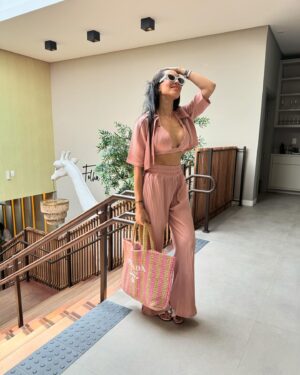 Hagda Prata Instagram - Queria desejar um excelente ano de 2024 a todas as pessoas que eu amo, a todas as pessoas que me amam e as que me acompanham aqui sem nem mesmo me conhecer. Que seja um ano repleto de coisas boas, de mudanças, de evolução, tanto pessoais, como profissionais. ❤️

Queria tranquilizar as pessoas que se preocupam com o meu sumiço das redes sociais. Eu juro do fundo do coração que está tudo bem, na verdade, nunca estive tão bem ☺️ Estou em paz com a minha vida, minha família, muito feliz no meu relacionamento. De vez em quando eu sinto falta de postar uma coisa aqui e outra ali, mas logo passa haha aí eu posto algumas coisinhas nos melhores amigos, onde eu coloquei minha família, meus amigos e outras pessoas que eu conheço e sei que não desejam o meu mal.

É isso. Um excelente ano novo a todos vocês 🎆🙏🏼❤️