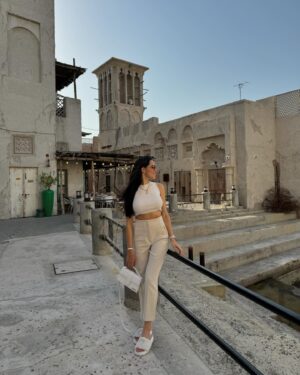 Hagda Prata Instagram - Amei conhecer Al Seef, um bairro que leva você de volta ao passado, mais precisamente aos meados de 1900. Com essa arquitetura bem “Old Dubai” e uma vibe nostálgica, você encontra várias lojas de moda tradicional, perfumaria e decoração. Pode se deliciar nos cafés de comida típica e opções modernas, como esse Starbucks, que é quase um ponto turístico por si só, as pessoas visitam esse lugar só pra conhecer de perto essa decoração super original. Vocês precisam visitar.
