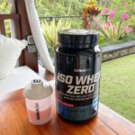 Hagda Prata Instagram - Même en vacances ma Iso Whey Zero m’accompagne ❤️ Sans lactose, sans gluten, sans sucre, sans huile de palme et dispo en 28 délicieux parfums. J’ai hâte de faire un smoothie protéiné avec les fruits tropicaux d’ici 😍 Le lien du site est dans ma bio insta ⬆️