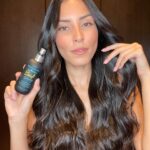 Hagda Prata Instagram - Vous voulez avoir cet effet wavy de surfeuse 🌊 avec du volume, de la texture et un fini mat? Je vous donne mon secret, mais faut que ça reste entre nous 🤫 La marque @bumbleandbumblefr a été créé à New York, par des professionnels de backstage, les coiffeurs des stars, des défilés de mode l’adorent. C’est la marque qu’à été utilisée pendant tout le tournage de la série « Emily à Paris », c’est trop cool, non?! 😍 Ils possèdent une gamme par chaque type de cheveux. C’est une marque créé pour tous et toutes, et en plus ils sont Crueltly free 🐰🥰 Toutes les gammes sont disponibles sur le site de @sephorafrance , celle que j’utilise est la gamme Invisible Oil, gamme très nourrissante, idéal pour réparer les cheveux secs et abîmés. Le lien du site est dans mes stories, choisis ta gamme préférée et tu verras la différence après seulement quelques lavages ❤️ #bumbleandbumble #SephoraFrance #hairgoals #summerhair #hairprimer #saltspray