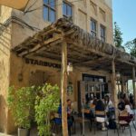Hagda Prata Instagram - Amei conhecer Al Seef, um bairro que leva você de volta ao passado, mais precisamente aos meados de 1900. Com essa arquitetura bem “Old Dubai” e uma vibe nostálgica, você encontra várias lojas de moda tradicional, perfumaria e decoração. Pode se deliciar nos cafés de comida típica e opções modernas, como esse Starbucks, que é quase um ponto turístico por si só, as pessoas visitam esse lugar só pra conhecer de perto essa decoração super original. Vocês precisam visitar.