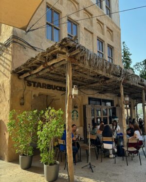 Hagda Prata Instagram - Amei conhecer Al Seef, um bairro que leva você de volta ao passado, mais precisamente aos meados de 1900. Com essa arquitetura bem “Old Dubai” e uma vibe nostálgica, você encontra várias lojas de moda tradicional, perfumaria e decoração. Pode se deliciar nos cafés de comida típica e opções modernas, como esse Starbucks, que é quase um ponto turístico por si só, as pessoas visitam esse lugar só pra conhecer de perto essa decoração super original. Vocês precisam visitar.